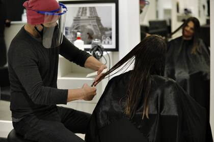 El estilista Hernán Vallejo, que hoy volvió a abrir las puertas de su peluquería