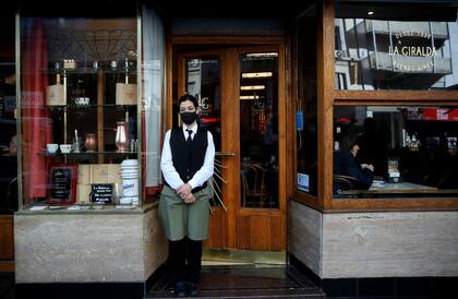 El frente conserva su clásica puerta de dos hojas