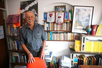 Rearte en su hogar, entre sus libros y sus recuerdos -y el banderín de Newell's Old Boys, el club de sus amores-