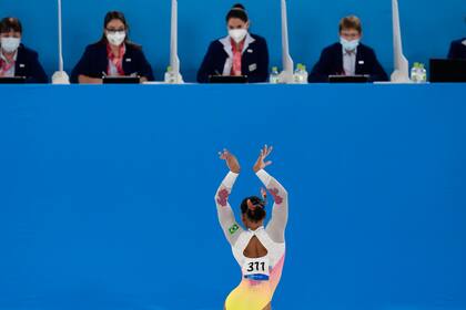 Rebeca Andrade, de Brasil, se presenta en el piso durante la final de aparatos de gimnasia artística femenina