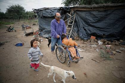 Rebeca junto a su abuelo German Juárez, y su primo Mariano, que tiene discapacidad. Viven en la comunidad Buen Destino, de la localidad de Santa Victoria Este. 