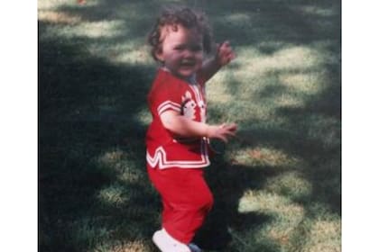 Rebecca cuando estaba aprendiendo a caminar, algo que también recuerda