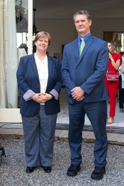 Rebecca Wooldridge y Mark Ellis de la embajada de los Estados Unidos en Argentina.