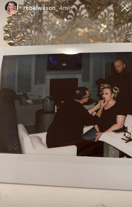 Rebel Wilson y sus asistentes, en la antesala de los premios