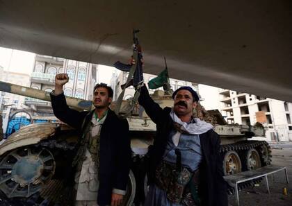 Rebeldes hutíes festejaban la muerte del ex presidente Abdullah Saleh, ayer, en Sanaa