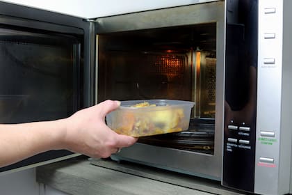 Recalentar alimentos en el microondas