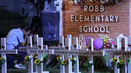 "Recé y recé para no escuchar hablar a ninguno de mis alumnos", dijo Reyes a ABC News