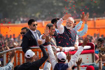 Recepción al primer ministro indio, Narendra Modi, de chaleco, al arribar junto con el primer ministro de Assam, Himanta Bishwa Sarma, a un acto en Guwahati, India, 4 de febrero de 2024. (AP Foto/Anupam Nath)