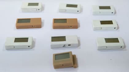 Receptores de radio con forma de goma de borrar, entre la tecnología incautada a los estudiantes