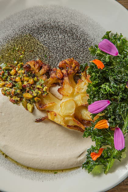 Receta de coliflor con gremolata de pistachos y crema de castañas de cajú de Casa Vigil