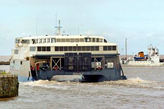 Rechazo opositor a una resolución de Macri que beneficia al turismo en Uruguay