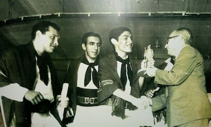 Recibiendo el premio en el Festival de Cosquín en 1968 junto a Pedro Cuevas y Antonio Pittorino, de los Cambá.