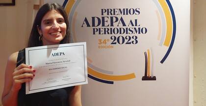Recibiendo, feliz, un premio de ADEPA.