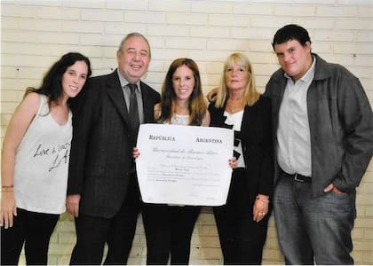 Recibiendo su diploma de psicóloga.