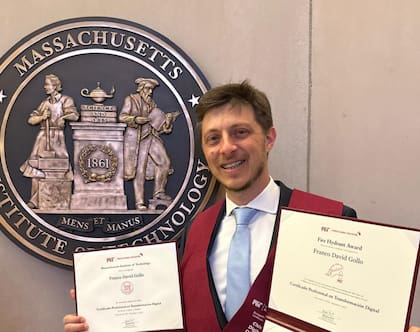 Recibiendo sus reconocimientos.