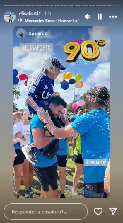 Recibieron con aplausos y espuma a Elisa cuando llegó a la meta