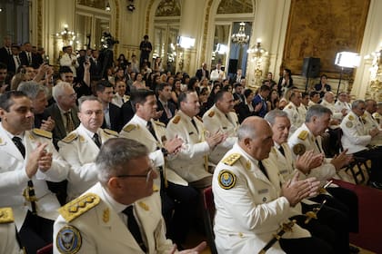 Recibieron los atributos del mando oficiales superiores de la Policía Federal Argentina, la Gendarmería, la Prefectura, la Policía de Seguridad Aeroportuaria y el Servicio Penitenciario Federal