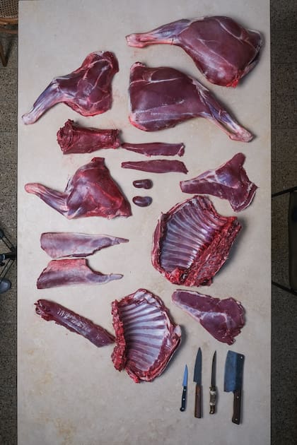 "Recibimos el ciervo entero y lo despostamos nosotros, en la cocina. Es un compromiso con mi equipo, para que aprendan de qué se trata la carne que compramos, que conozcan sus cortes y podamos aprovecharlo al máximo”, dice Lucas Canga, chef y socio de Piedra Pasillo