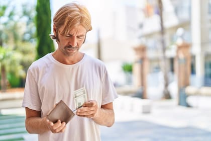 Recibir el dinero que se encontró en la calle con gratitud puede atraer las buenas energías