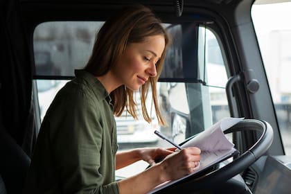 Recibir o brindar ayuda no autorizada durante la prueba constituye un delito menor de segundo grado