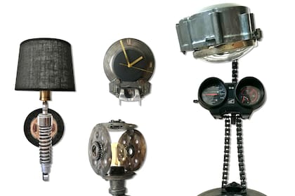 Reciclado.Lámparas, relojes y otros objetos decorativos son realizados con viejas partes y repuestos de autos y motos