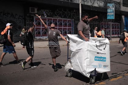 Recicladores de botellas también se acercan a recoger elementos que van dejando a su paso los peregrinos