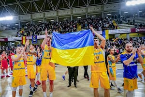 La selección de básquetbol de Ucrania fue obligada a jugar y terminó entre lágrimas y aplaudida en España