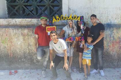 Recién egresada y rodeada de sus hijos