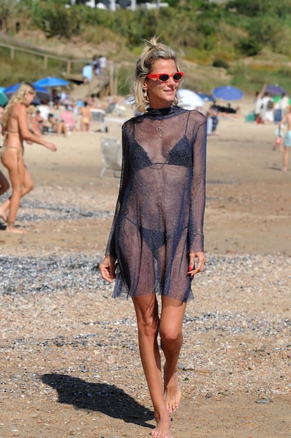 Recién llegada de Europa, donde vive, Jimena Buttigliengo lució un vestido mini, efecto red con brillos, totalmente transparente, sobre el bikini negro.