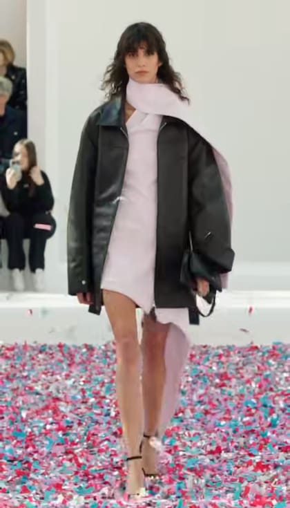 Recién llegada de la Semana de la Moda de Milán, donde desfiló para Dolce & Gabbana, Mica Argarañaz fue parte del desfile de Courrèges en París