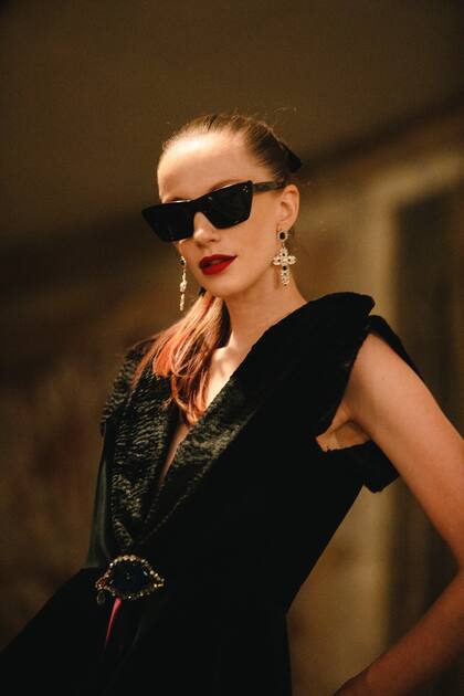 Recin llegada de las semanas de la moda europeas, la modelo argentina asisti al desfile del diseador Santiago Artemis.