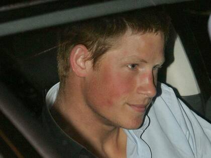 Harry era llamado "la nueva Lady Di" porque una foto suya en la tapa de un periódico vendía mucho más que una de William