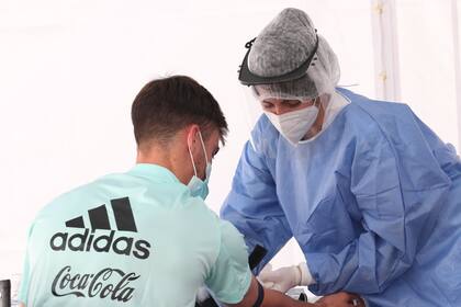 Recién llegado de Holanda, donde viste la camiseta de Ajax, Nicolás Tagliafico se sometó a los exámenes físicos de rigor en el predio de la AFA en Ezeiza.