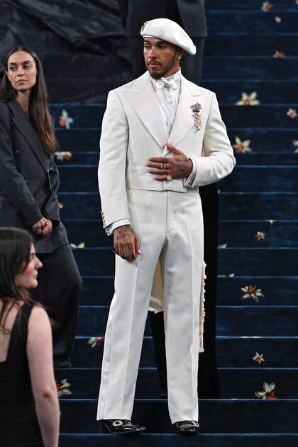 Recién llegado del Gran
Premio de Miami, Lewis Hamilton
llevó un traje en tono marfil de
Grace Wales Bonner y una boina
de Stephen Jones Millinery.