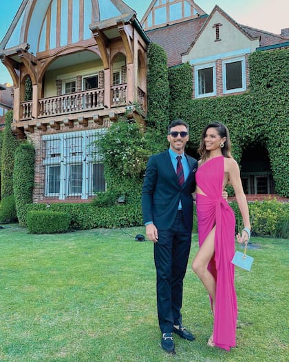 Recién llegados de Miami, Juan Mónaco y Diana Arnopoulos dijeron presente en el casamiento de su amigo. “Pico” vistió traje y mocasines azules, en tanto la modelo francesa de origen griego eligió un sensual vestido asimétrico de escote pronunciado.