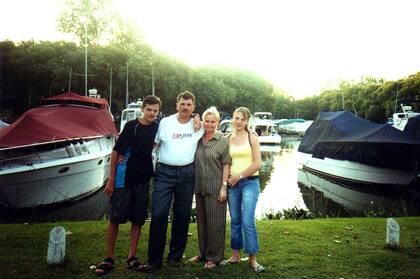 La familia en un paseo por el Tigre