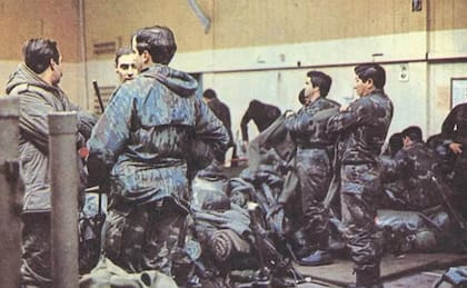 Recién llegados: los comandos reunidos en su cuartel, un gimnasio requisado a los kelpers que bautizaron como La Halconera