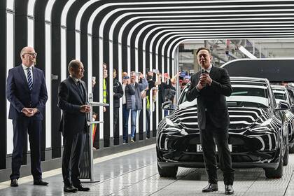 Recientemente, Elon Musk inauguró una "gigafábrica" de autos Tesla en 