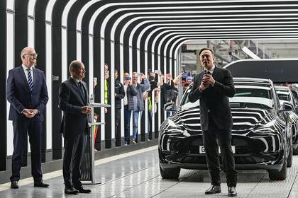 Recientemente, Elon Musk inauguró una "gigafábrica" de autos Tesla en