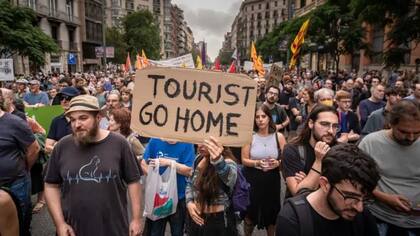 Recientemente, hubo protestas de los residentes de algunas ciudades populares, como Barcelona, en contra del turismo masivo