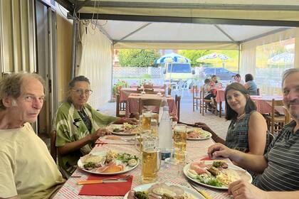 Recientemente, los padres de Santiago viajaron a visitarlo y conocieron a Lorenza y Atilio (izquierda), el matrimonio que tanto hizo por su hijo.