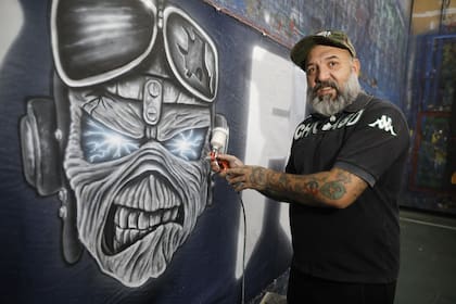 Recientemente publicó un libro en que el cuenta su historia: "El artista del tablón"