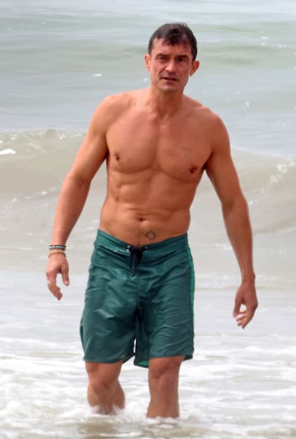 Recientemente separado, Orlando Bloom fue fotografiado disfrutando del sol y las olas en una playa de Santa Bárbara. Hace unos días, el protagonista de Piratas del Caribe se rió de los rumores que aseguran que su ex, Katy Perry, estaría saliendo con Justin Trudeau, el exprimer ministro canadiense. El actor compartió en sus redes una publicación satírica de The Onion (un sitio conocido por su humor ficticio), generada con inteligencia artificial, en la que se lo ve cenando románticamente con la excanciller alemana Angela Merkel