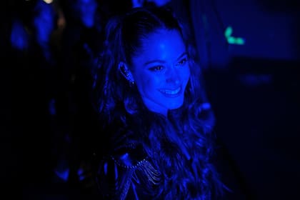 Tini Stoessel antes de salir a escena; sus amigos y excompañeros en Violetta, Candelaria Molfese y Ruggero Pasquarelli, fueron a verla, igual que Gastón Soffritt y Stefanía Roitman
