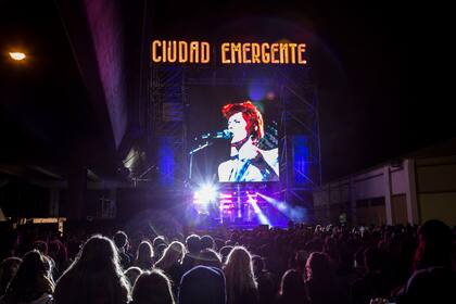 Recital digital: Los Pericos homenajean a David Bowie en un show del festival Ciudad Emergente de 2016, al que se accede a través de Cultura en Casa