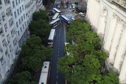 Reclamo de choferes de micros de larga distancia en Diagonal Sur y Bolivar