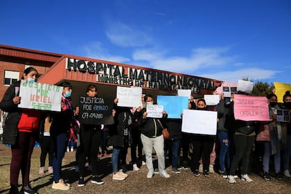 Familiares de los bebés fallecidos reclamaron justicia en el Hospital Neonatal de Córdoba