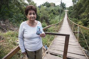 Reclamo de Justicia. Elida muestra la imagen de su hija Liliana Ledesma asesinada en esa pasarela