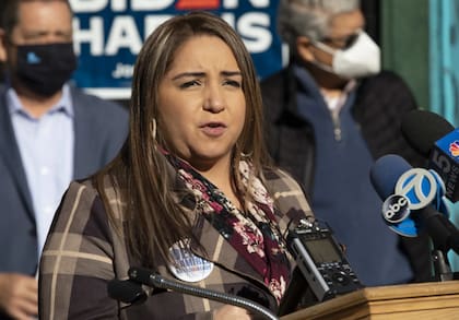 Reclamo de la congresista Delia Ramírez: “Esta táctica es el último de varios métodos insidiosos que utiliza el DHS para eludir la Constitución”, denunció