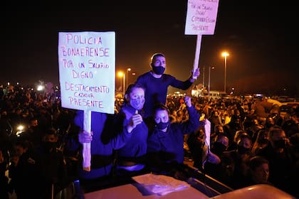 RECLAMO. La protesta de la policía bonaerense en La Matanza, que se saldó con la decisión del Gobierno de quitarle un punto de coparticipación a la Ciudad para dárselo a la provincia